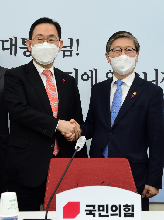 주호영 국민의힘 원내대표(왼쪽)가 19일 국회를 예방한 변창흠 국토교통부 장관과 악수하는 모습. 연합뉴스.